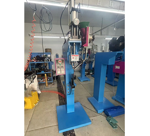 氣動鉚釘機